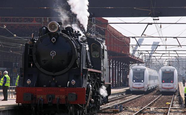 La Mikado atraviesa el paso a nivel por última vez. 