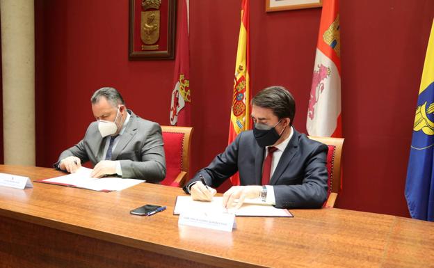 Suárez-Quiñones y Morán escenifican la firma del convenio del programa rehabilitare para asentar población en el mundo rural
