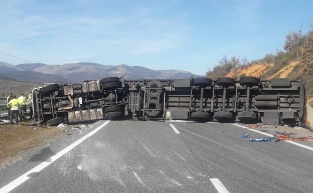 El vuelco de un camión corta la autopista del Huerna en Rioseco de Tapia