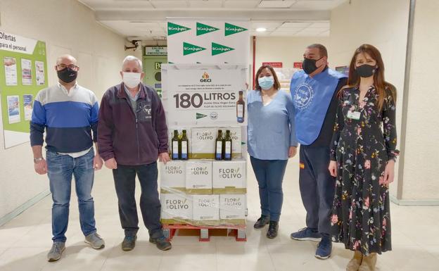 Los trabajadores de El Corte Inglés asociados a GECI donan 180 litros de aceite de oliva virgen extra al Banco de Alimentos de León