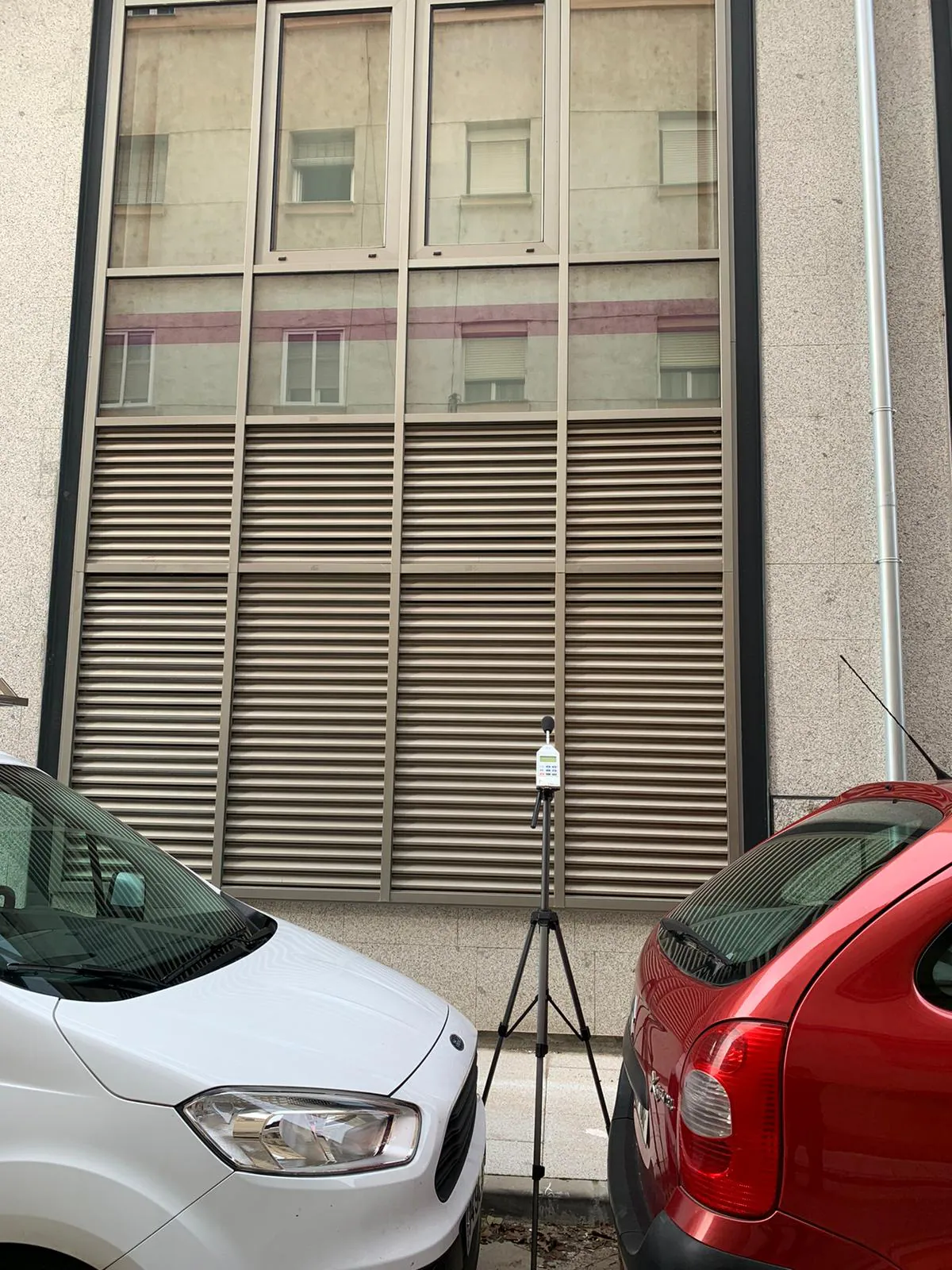 Nada cambia cinco meses después: los vecinos de la calle Astorga ven «intolerables» los niveles de ruido de las instalaciones de Renfe