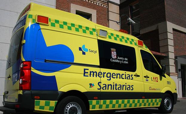 Herido leve el conductor de un camión cisterna tras volcar en la A-6 en Camponaraya