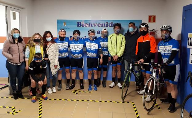 'Reto Azul': Pedaleando por el colon hace escala en Valencia de Don Juan