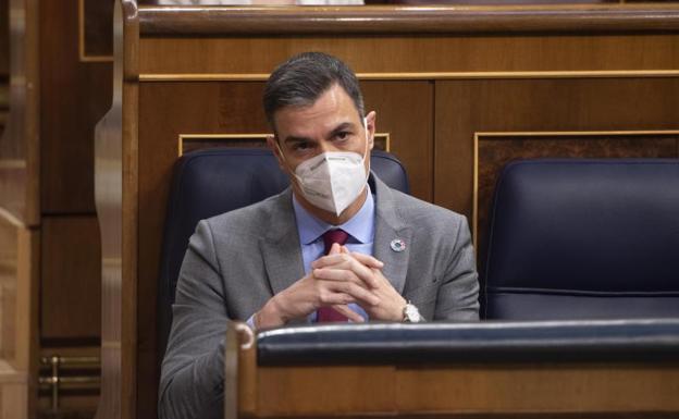 Sánchez intenta neutralizar el daño de su alianza con Iglesias para el 4-M