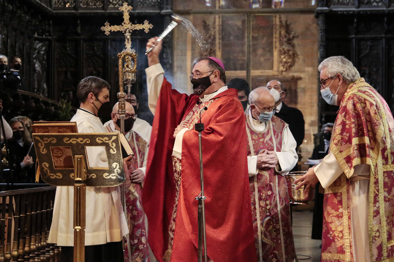 Las palmas brillan en un Domingo de Ramos bajo el techo de la Catedral de León