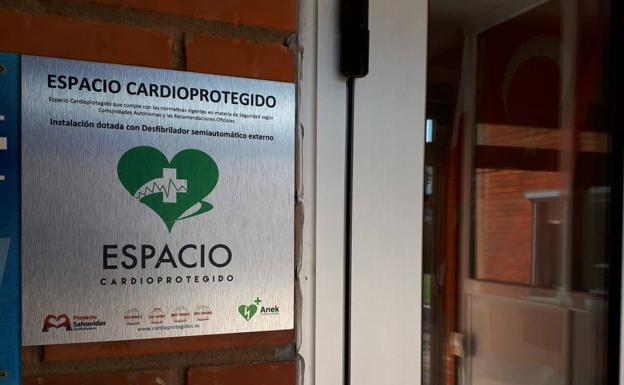 Los centros educativos 'Bernardino Pérez' y 'PequeCoyanza' ya son espacios cardioprotegidos