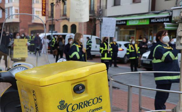 CCOO y UGT iniciarán en abril movilizaciones en Correos en defensa de un servicio postal público