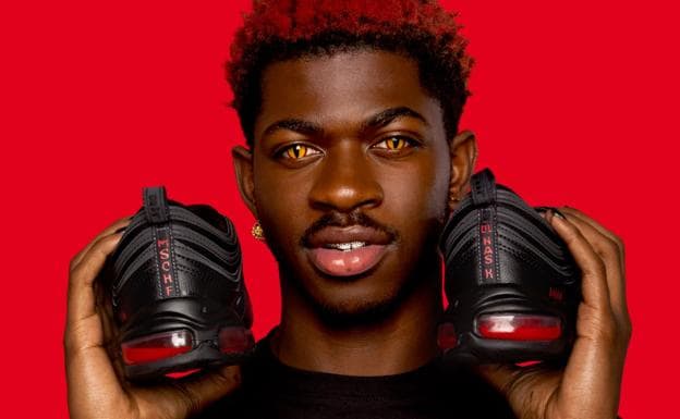 El rapero Lil Nas X muestra sus 'zapatillas de Satán', con la sangre en la cámara de aire de la suela./MSCHF