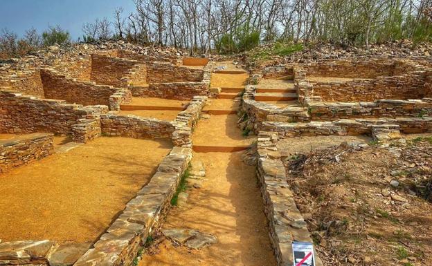 La Junta concluye el aparcamiento y acceso a la Peña del Hombre en Paradela de Muces con una inversión de 51.300 euros