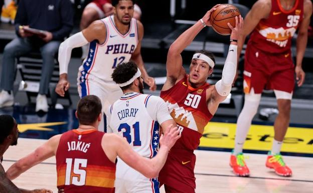 El trío estelar de los Nuggets supera a unos abatidos Sixers