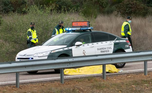 Fallece un motorista de la Guardia Civil al salirse en la A-62 en Sancti Spiritus (Salamanca)