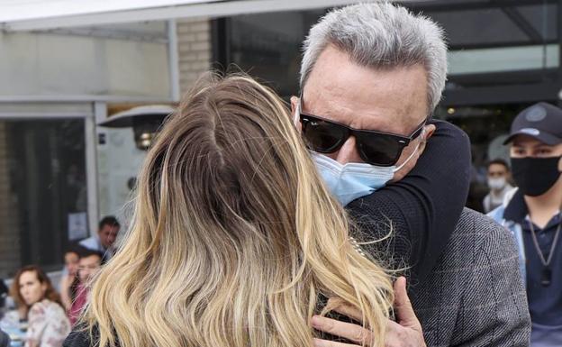 El emocionante abrazo de Ortega Cano a Rocío Flores con el que le demuestra su apoyo y se posiciona