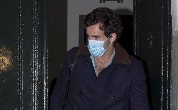 Íñigo Onieva acude a una conocida sastrería de Madrid sin su mejor acompañante, Tamara Falcó