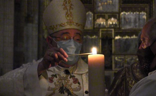 La Luz de la Cofradía del Santo Sepulcro ilumina la esperanza de los leoneses