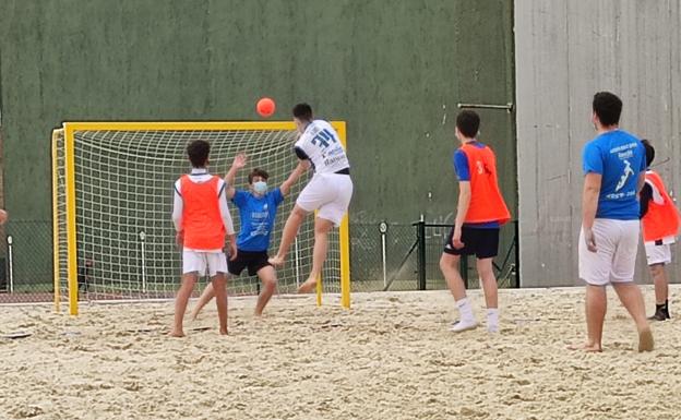 El balonmano playa 'florece' en la provincia de León