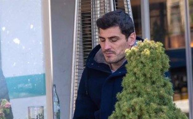 Iker Casillas, esclavo de la imagen de antipático, comienza de cero y se muestra alegre