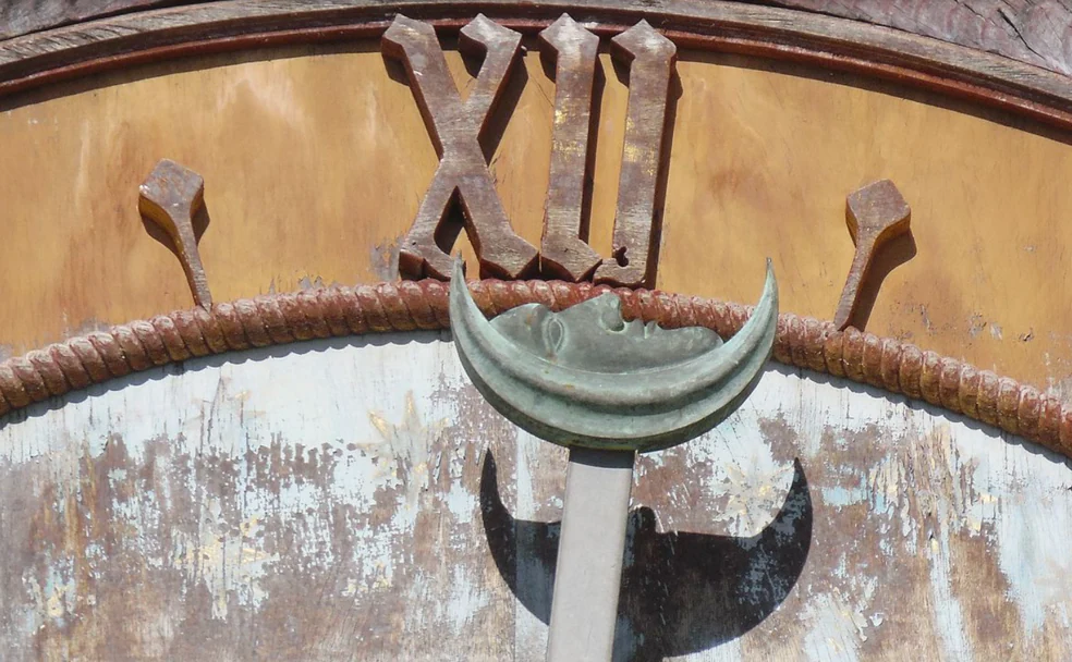 Imagen de uno de los detalles de la única aguja doble del reloj de la Catedral de León. /leonoticias