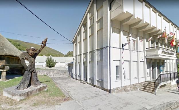 Un grupo de vecinos de Vega de Valcarce se opone al cierre parcial de la única oficina bancaria de la zona
