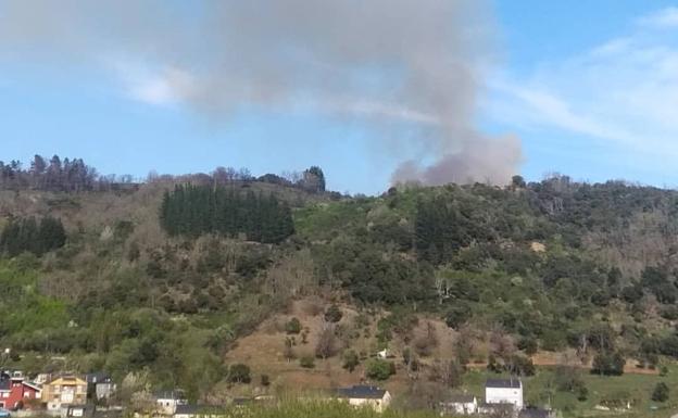 Medios terrestres aéreos intervienen en un incendio registrado en Toreno