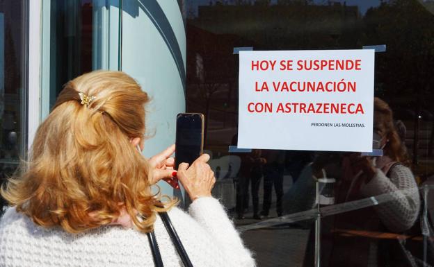 León suspende la vacunación con AstraZeneca por «cautela» durante unas horas