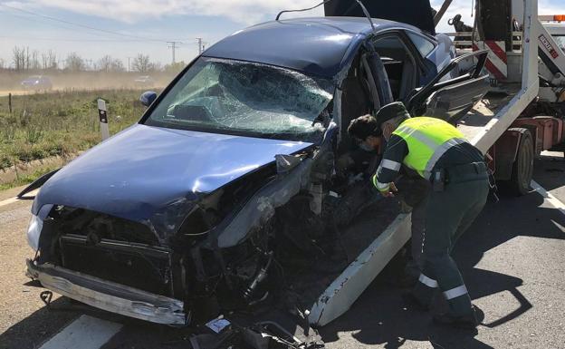 Un herido tras una colisión entre cuatro vehículos y un camión en Villadangos del Páramo