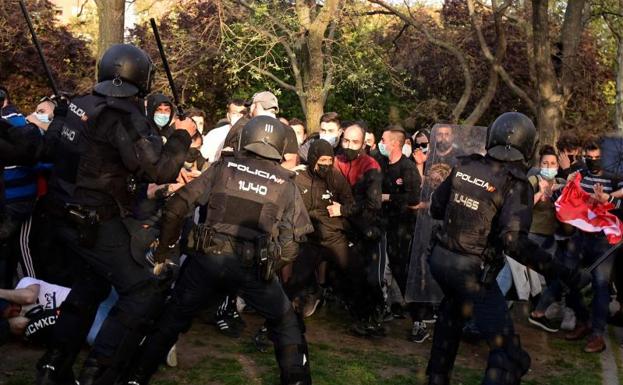 Dos detenidos y 14 heridos tras los incidentes en Vallecas por un mitin de Vox