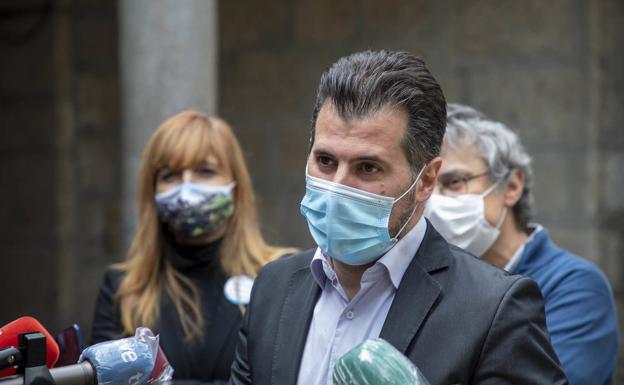 Tudanca acusa a la Junta de «sembrar el caos» para ocultar su «incapacidad de resolver los problemas de Castilla y León» por la suspensión de AstraZeneca