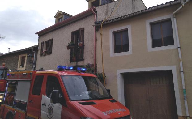 El incendio de una chimenea francesa en Congosto obliga a intervenir a los bomberos de Ponferrada