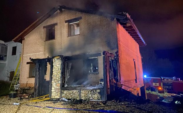 Los Bomberos de León se desplazan 29 kilómetros para sofocar un incendio en una vivienda de Alcedo de Alba