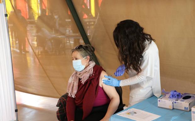 Más de 800 leoneses reciben su vacuna en el Palacio de Exposiciones en otra jornada de asistencia masiva