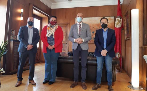 El director-gerente de la Fundación Tutelar Feclem visita al alcalde de León para exponerle su trabajo