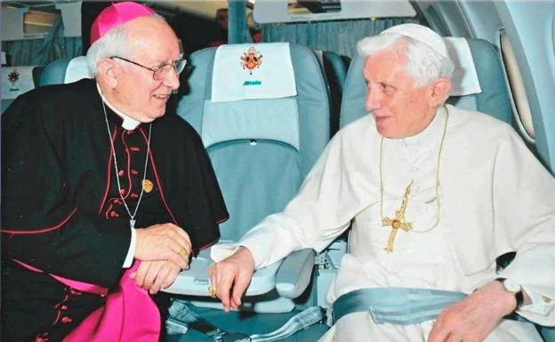 Blanco Prieto, junto a Benedicto XVI en una imagen de archivo./