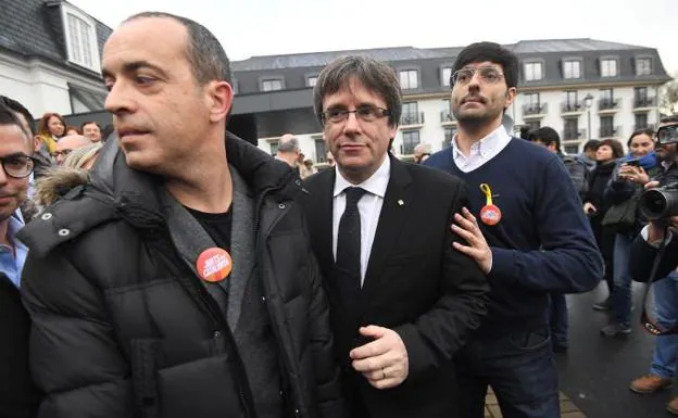 La Fiscalía pide cárcel a los mossos que escoltaban a Puigdemont tras su detención