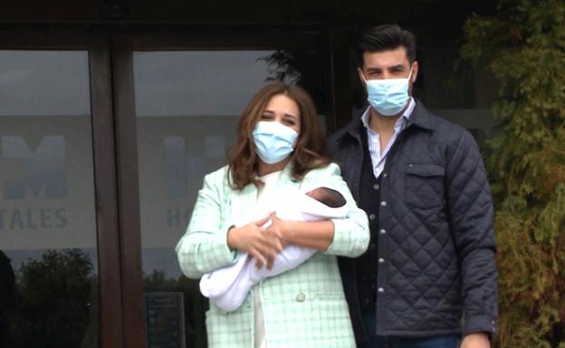 Paula Echevarría y Miguel Torres, muy emocionados, abandonan el hospital con su hijo Miguel