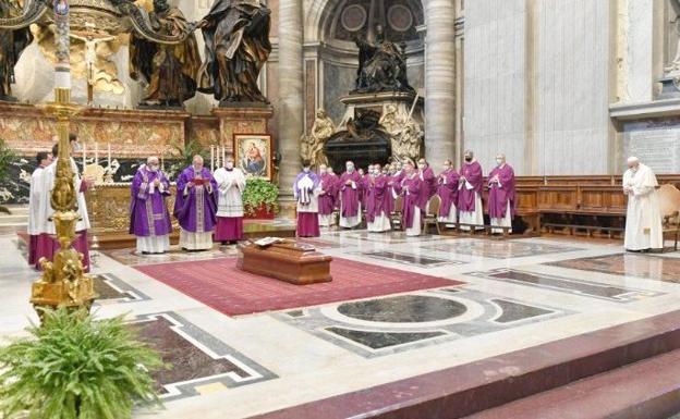 La Basílica de San Pedro acoge el funeral del obispo leonés Félix del Blanco Prieto