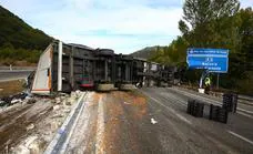 El vuelco de un camión obliga a cortar la A-6 a la altura de Trabadelo en sentido Madrid