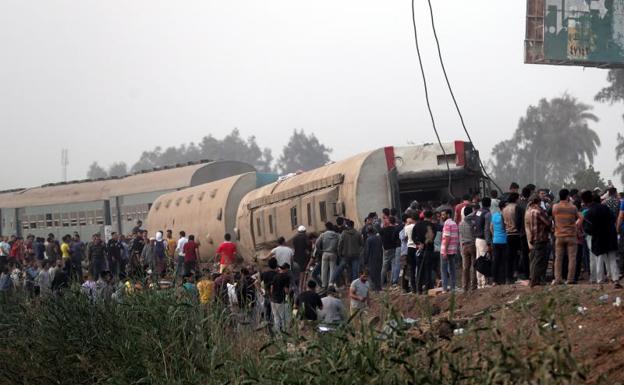 Al menos 11 muertos y un centenar de heridos en accidente ferroviario en Egipto