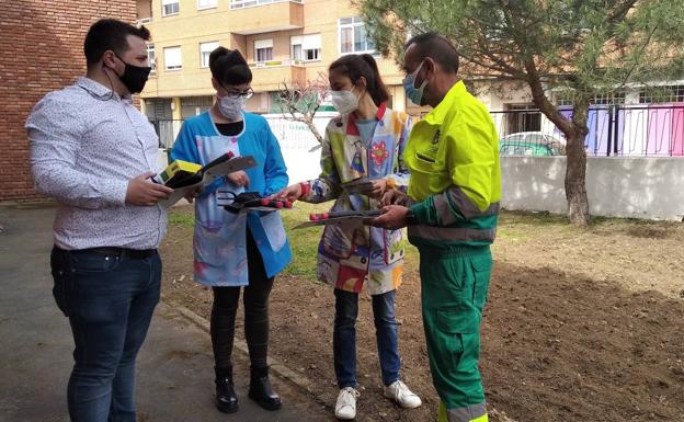 San Andrés acondiciona un huerto escolar en un proyecto educativo impulsado desde el CEIP Trepalio de Trobajo