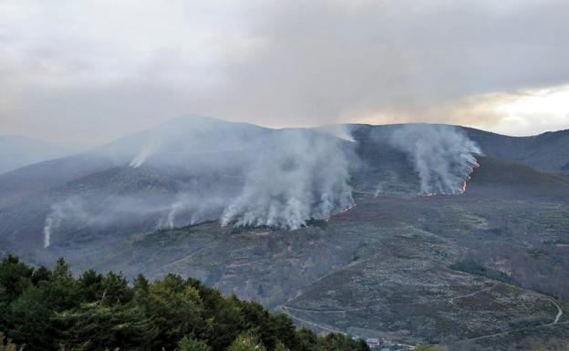Medios aéreos y terrestres trabajan en un incendio intencionado declarado en la noche de este domingo en Suertes