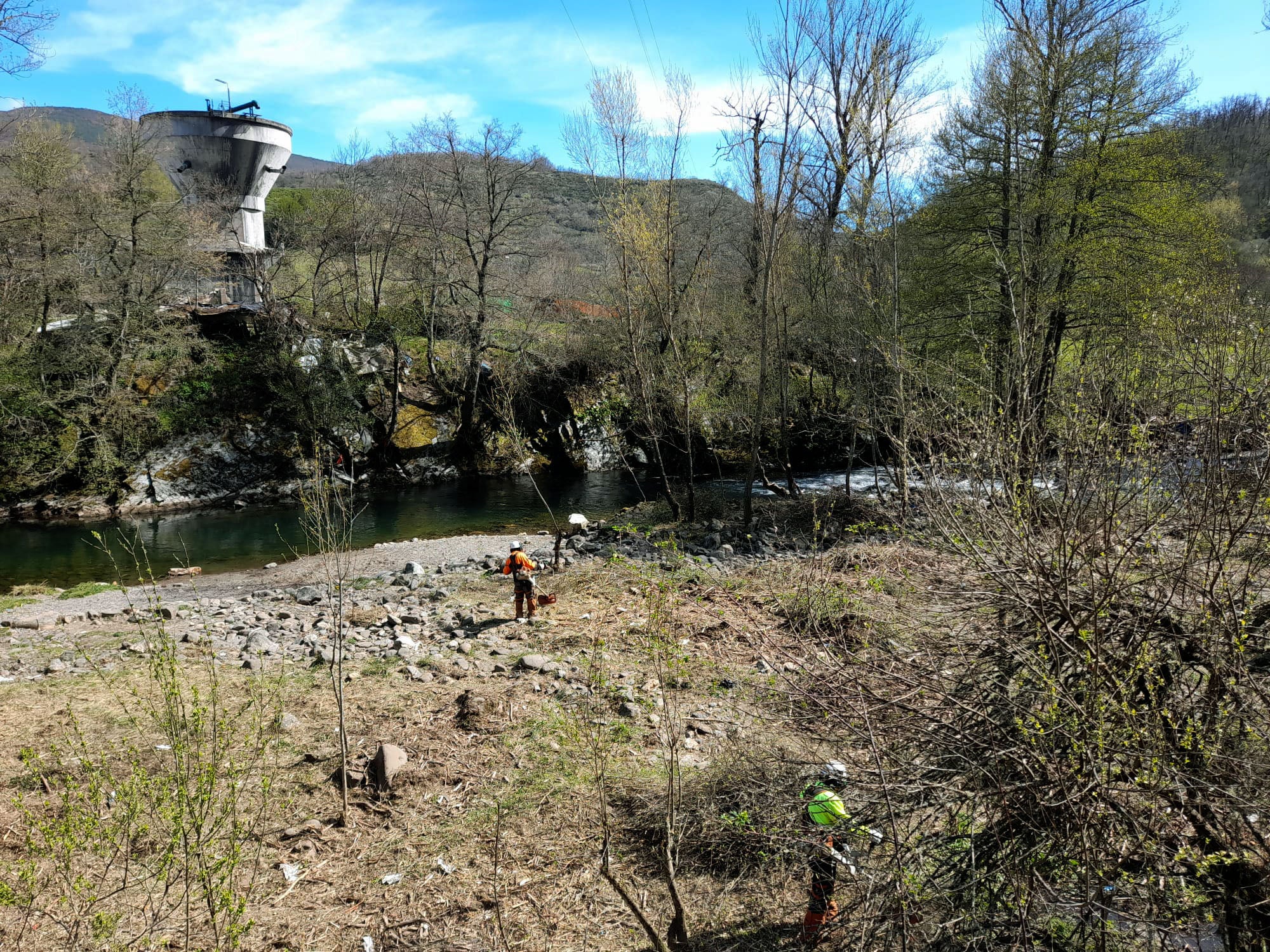 La CHMS destina 12.000 euros a trabajos de conservación del río Sil a su paso por Villablino