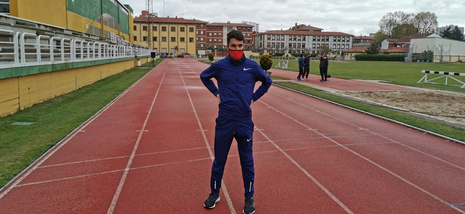 Dani Mateo estrena su histórico récord de la hora en León junto a la élite de atletismo