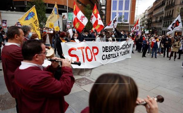 Tres plataformas castellanas y leonesas piden en Madrid medidas que eviten la «muerte dulce» de la Comunidad