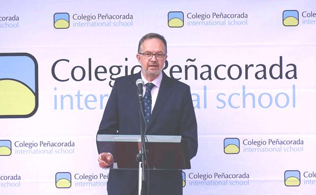 Ignacio Fernández participa en la graduación de Bachillerato en el Colegio Peñacorada