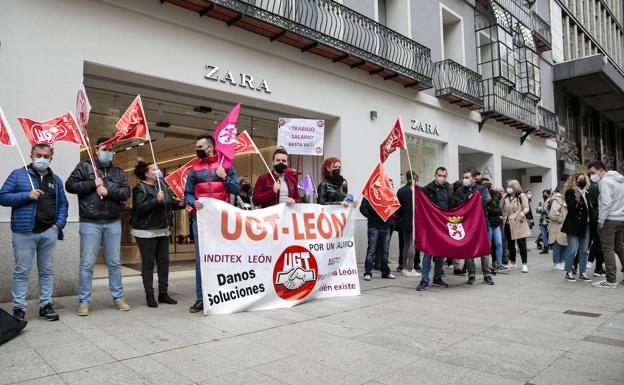 Los trabajadores de Inditex en León se concentran y denuncian que cobran «7.500 euros menos que otras provincias»