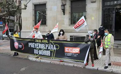 Los sindicatos se concentran contra la siniestralidad laboral: «La precariedad mata»