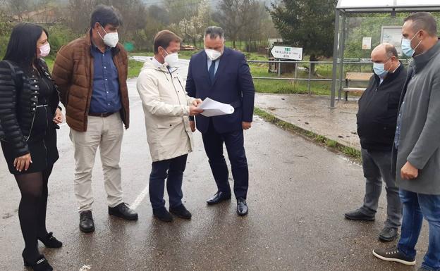 Morán revisa la carretera de Manzaneda para buscar solución al transporte escolar