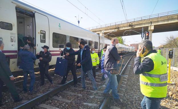 Odisea ferroviaria: el bus que rescató a los viajeros del tren descarrilado se avería a los 200 metros