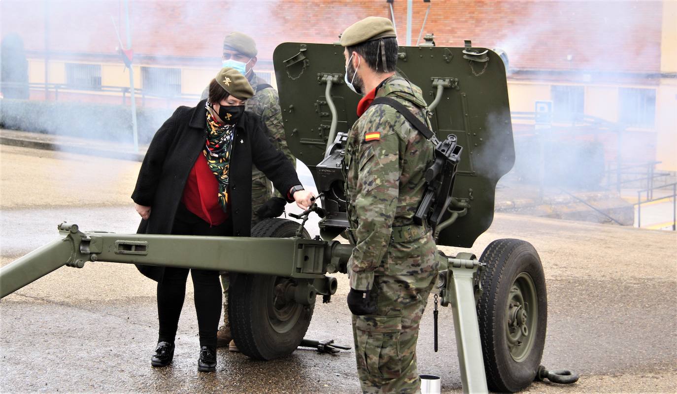 La profesora de la Universidad de León Nuria González Rabanal, nombrada 'artillera de honor' del Maca