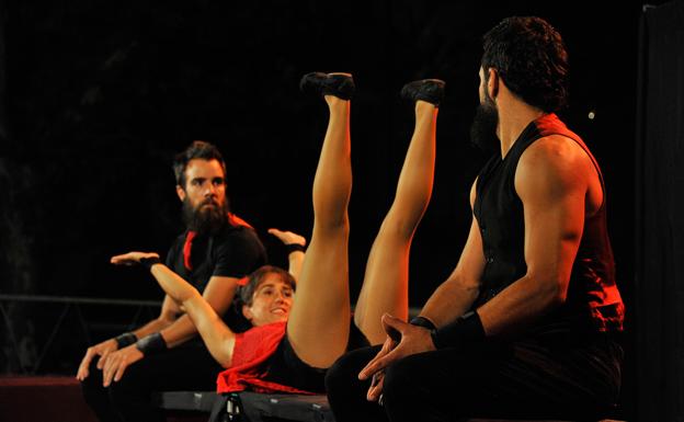 La compañía leonesa Cirk About It asiste a la feria Feten, que celebra 30 años como referente en las artes escénicas