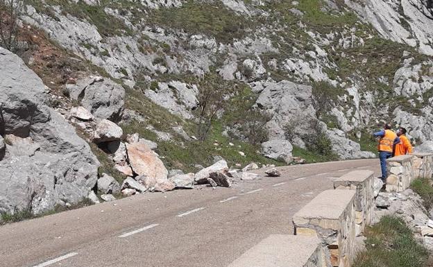 Un desprendimiento de rocas complica la circulación en las Hoces de Vegacervera